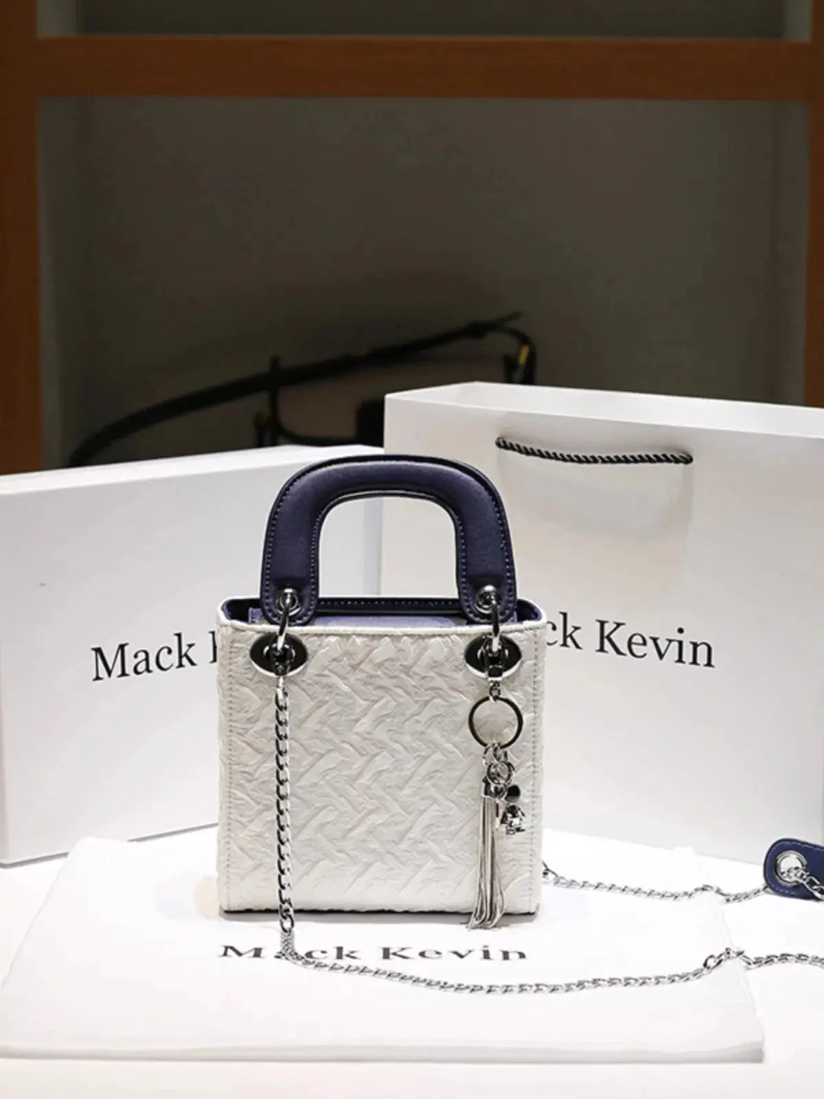 2024 New Fashion and Popular Handheld Square Bag with Contrast Color Women's Beautiful and Luxury Shoulder Bag with Decoration Streetsharks