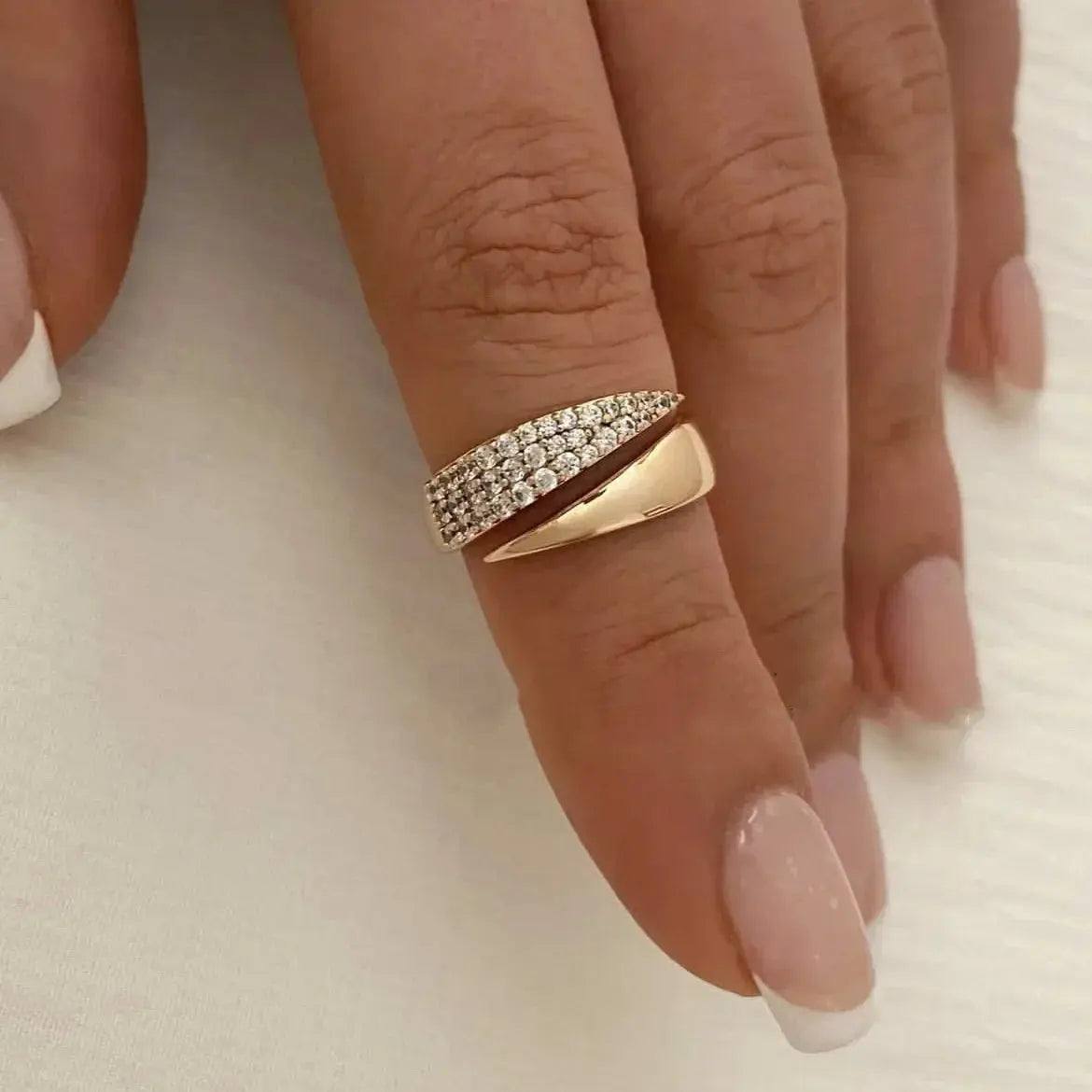 2024 Nwe Stainless Steel 18 K Gold Plated Sun Rings for Women Natural Stone Inlaid in Hollow Metal Texture Ring Trendy Jewelry Streetsharks
