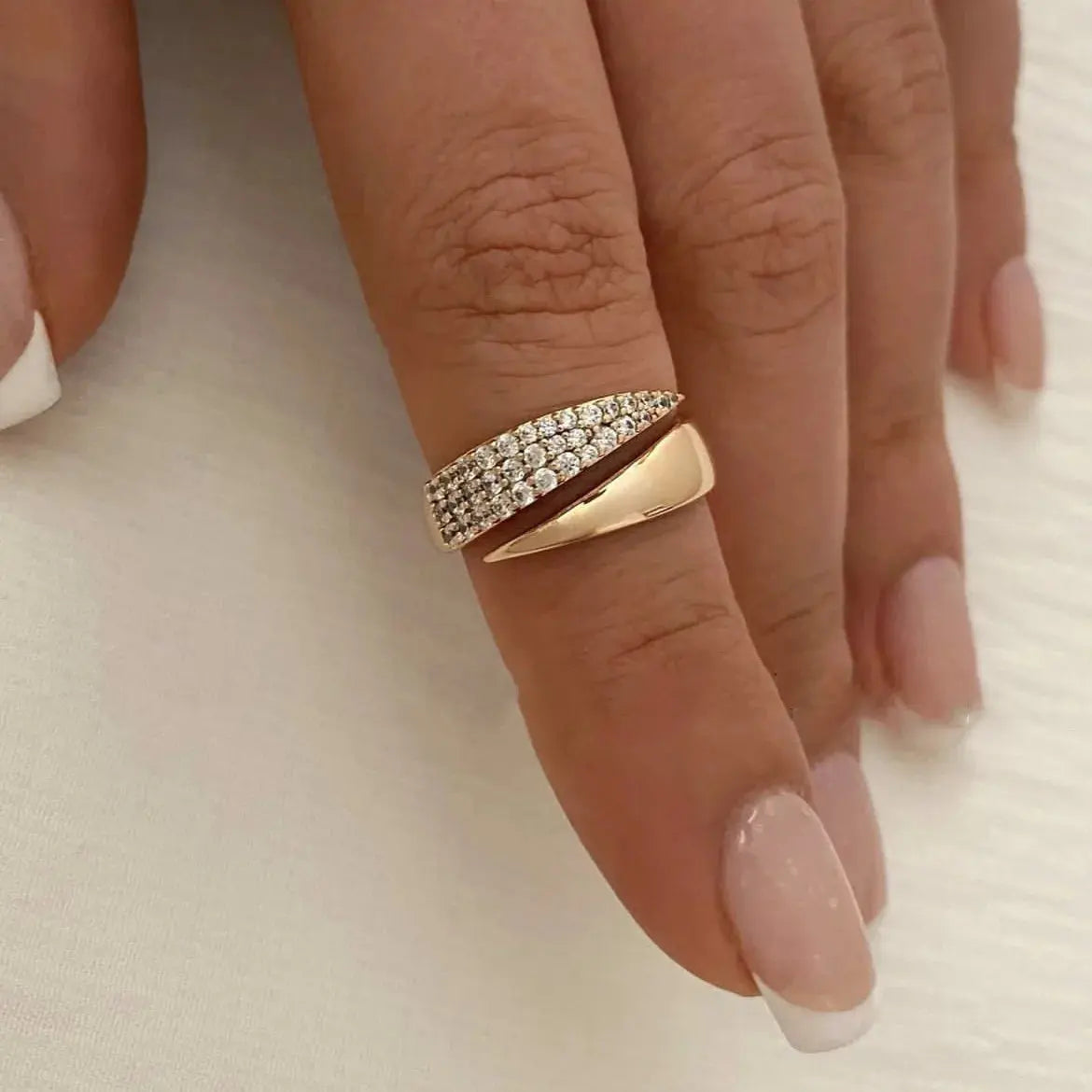 2024 Nwe Stainless Steel 18 K Gold Plated Sun Rings for Women Natural Stone Inlaid in Hollow Metal Texture Ring Trendy Jewelry Streetsharks
