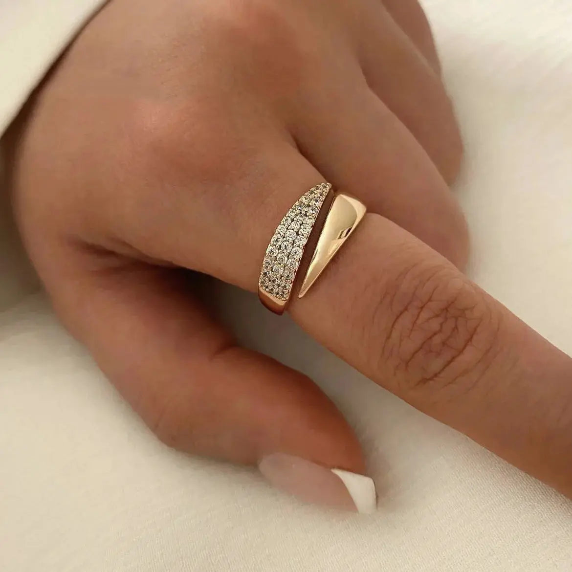 2024 Nwe Stainless Steel 18 K Gold Plated Sun Rings for Women Natural Stone Inlaid in Hollow Metal Texture Ring Trendy Jewelry Streetsharks