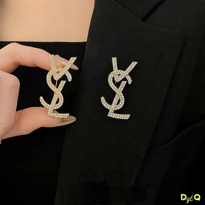 2025 Trendy Design Art Luxurys Letter Rhinestone Chest Brooches Women's Exquisite Chest Flower Pin Overcoat Sweater Accessory Streetsharks