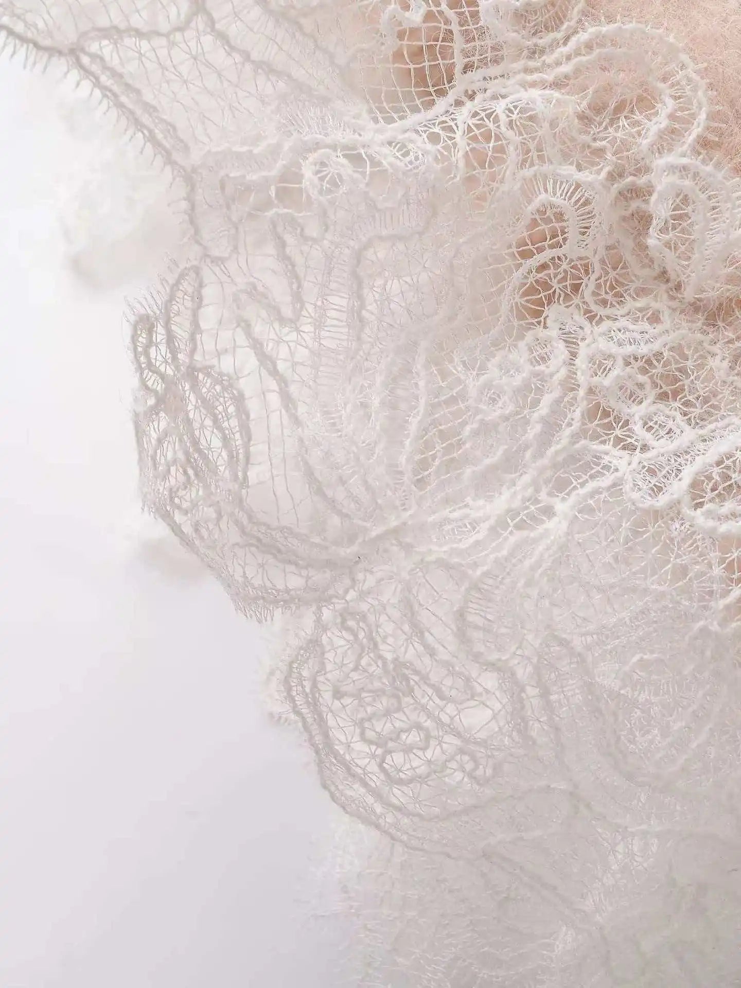 TARUXY Stylish Lace-Paneled Pullover Sweater Women's Solid Round Neck Long Sleeves Loose Knitted Sweater Autumn Commuter Sweater