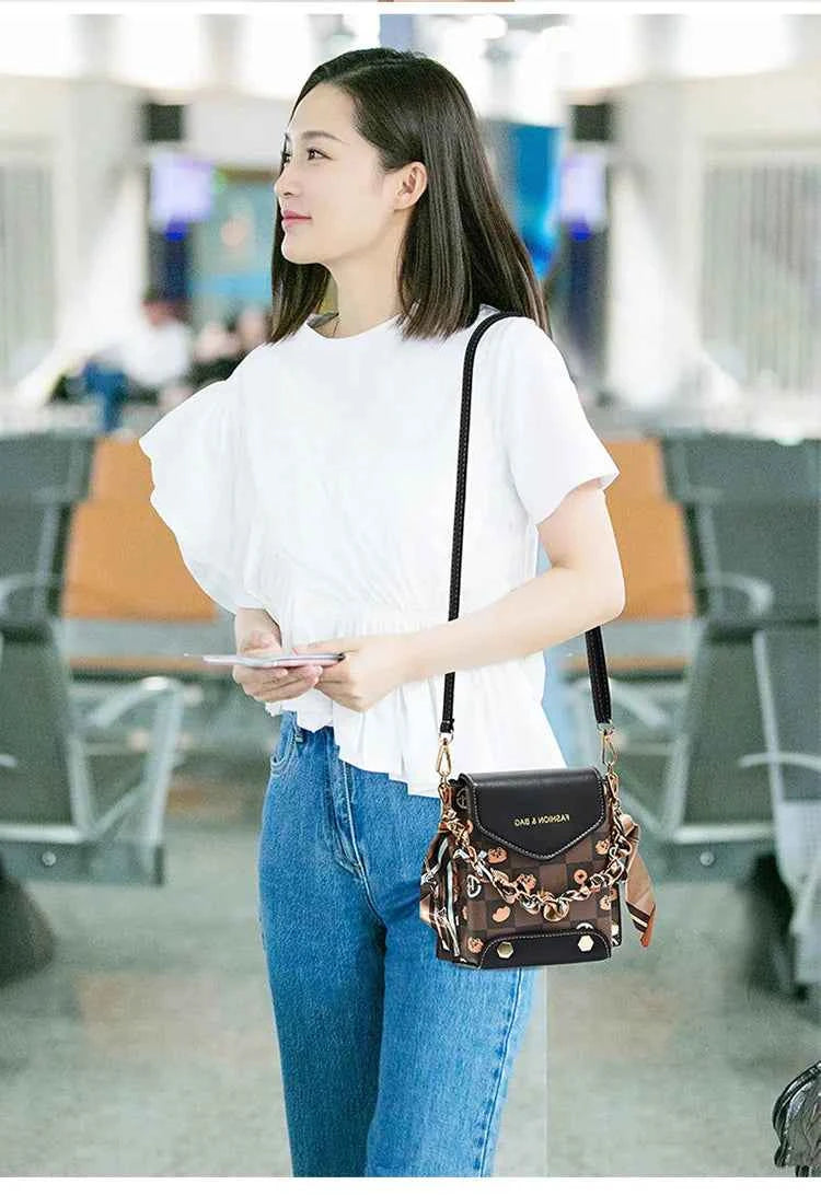 Wear-resistant PU leather mini single-shoulder bag for women, flip cover cartoon square graffiti crossbody bag