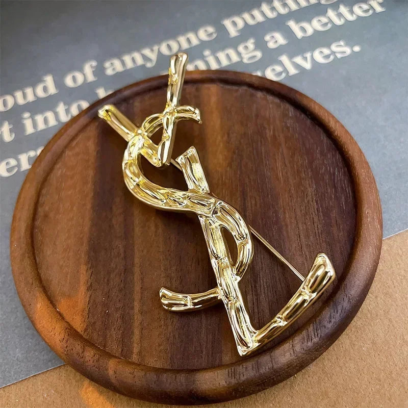 2025 Trendy Design Art Luxurys Letter Rhinestone Chest Brooches Women's Exquisite Chest Flower Pin Overcoat Sweater Accessory Streetsharks