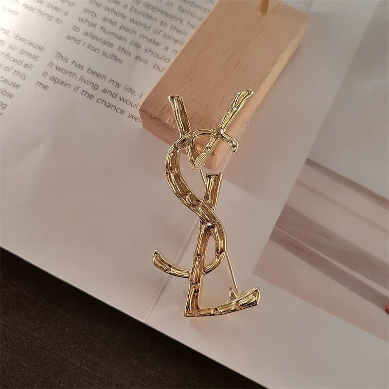 2025 Trendy Design Art Luxurys Letter Rhinestone Chest Brooches Women's Exquisite Chest Flower Pin Overcoat Sweater Accessory Streetsharks