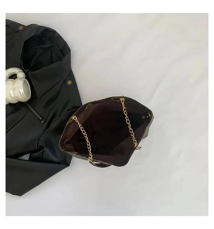 Stylish Commuter Handbag Retro Casual Tote Bag Women's Trend Spring New Large Capacity Street Style PU Material Zipper Opening luxecrown.co.uk